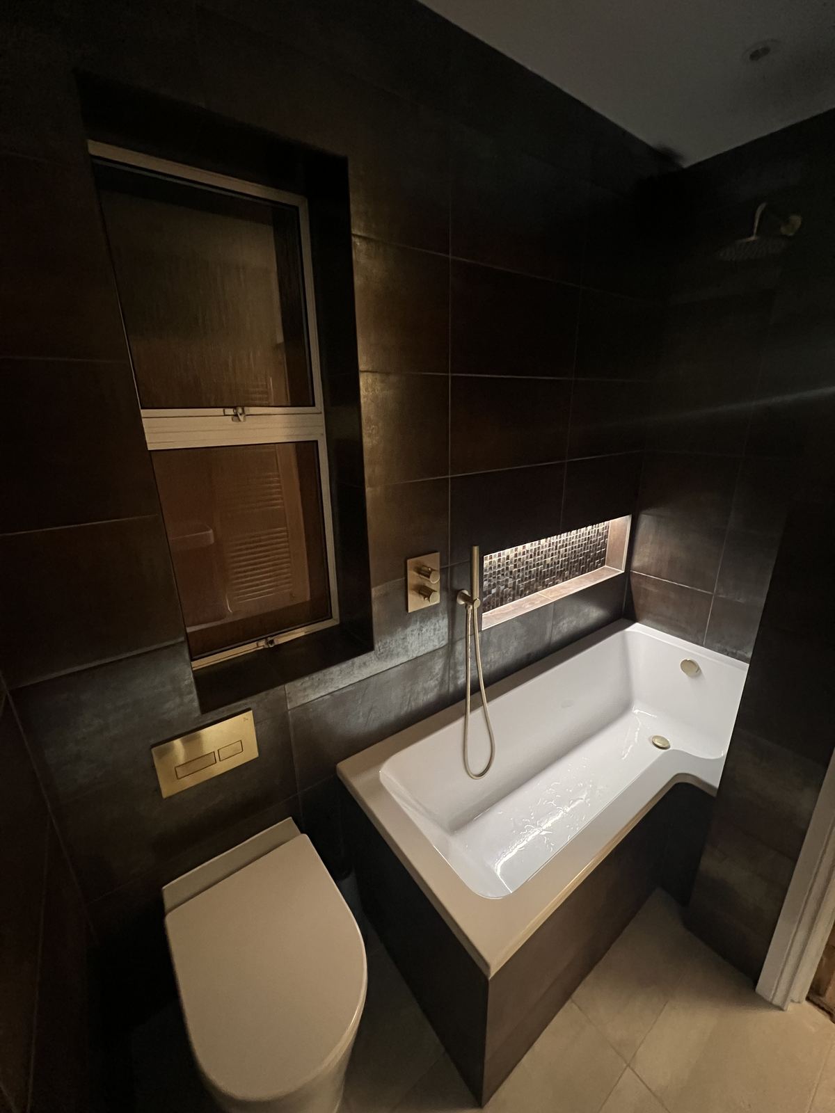 Lit niche — material reference