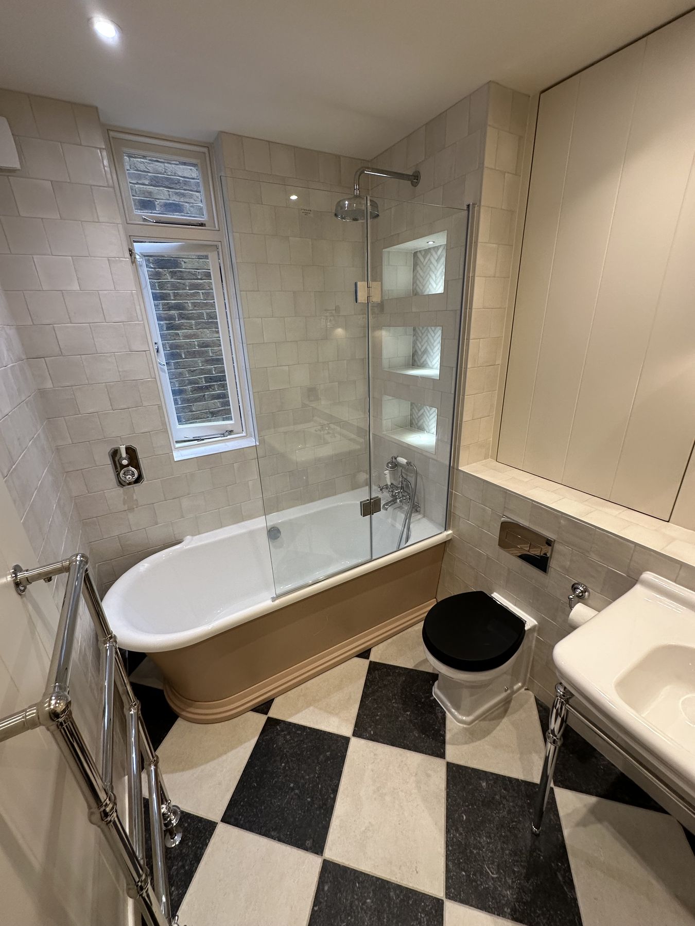 Bath and screen — material reference