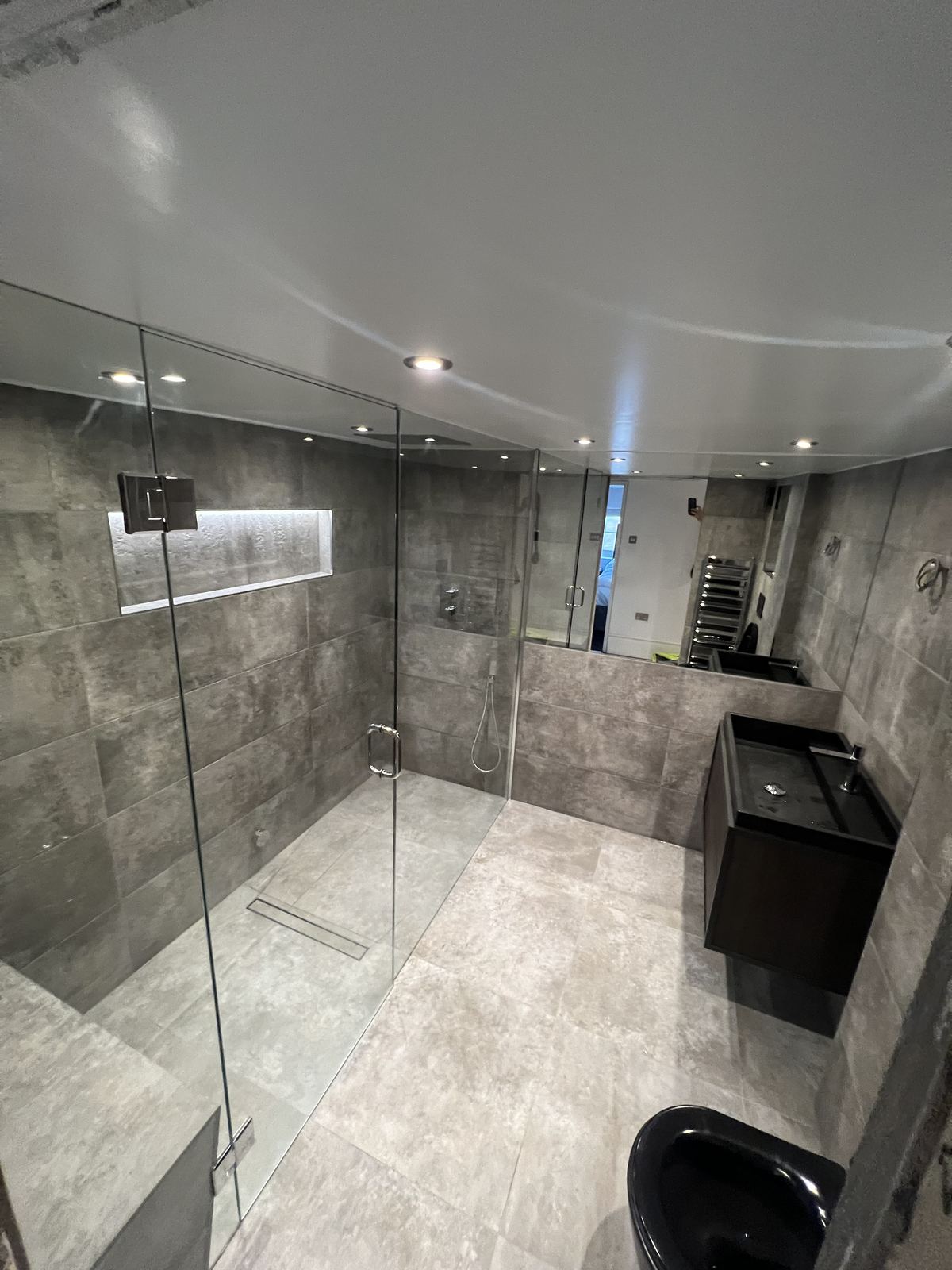 Wet room vs walk-in shower: what is the difference?