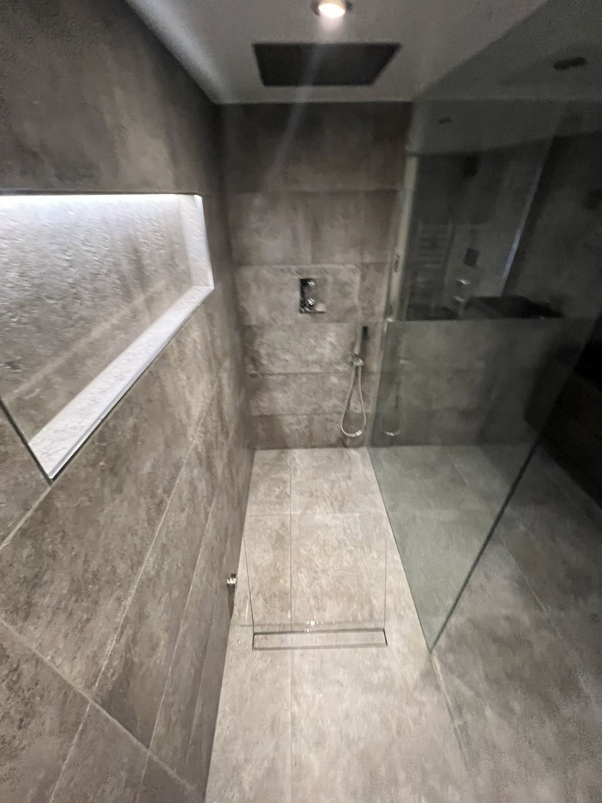 Lit niche — material reference