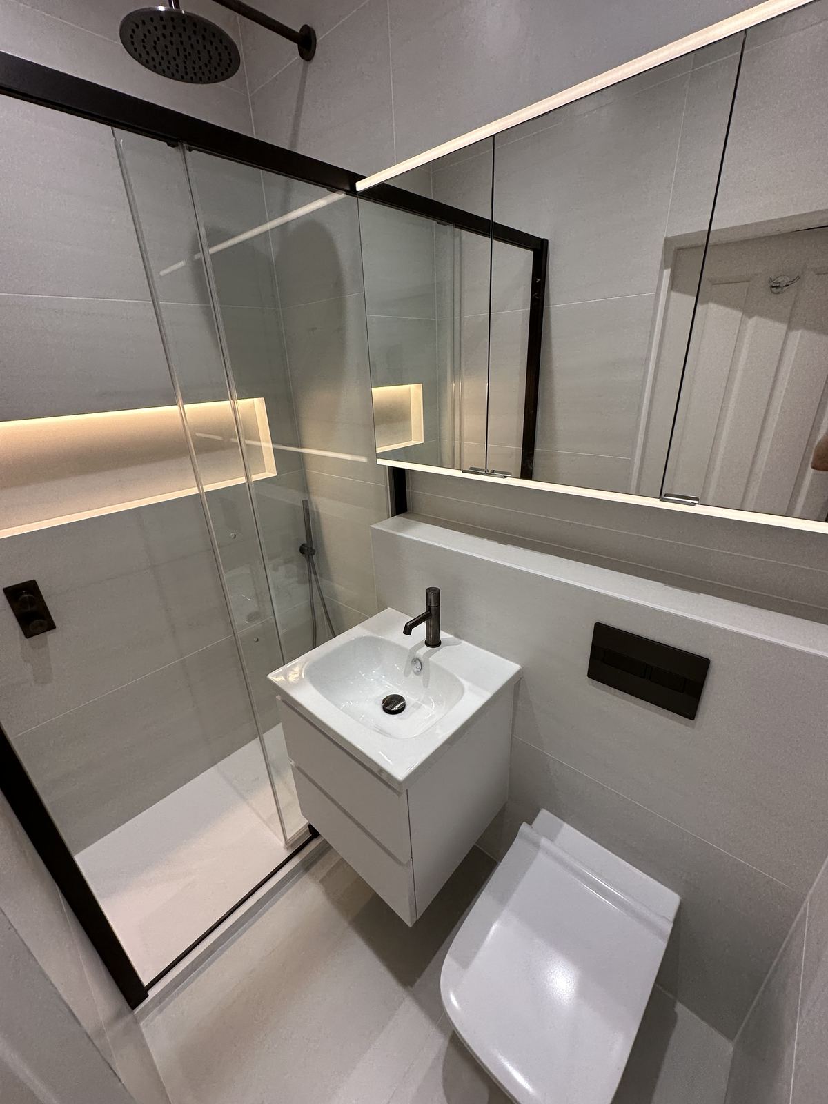 Wall-hung WC — material reference