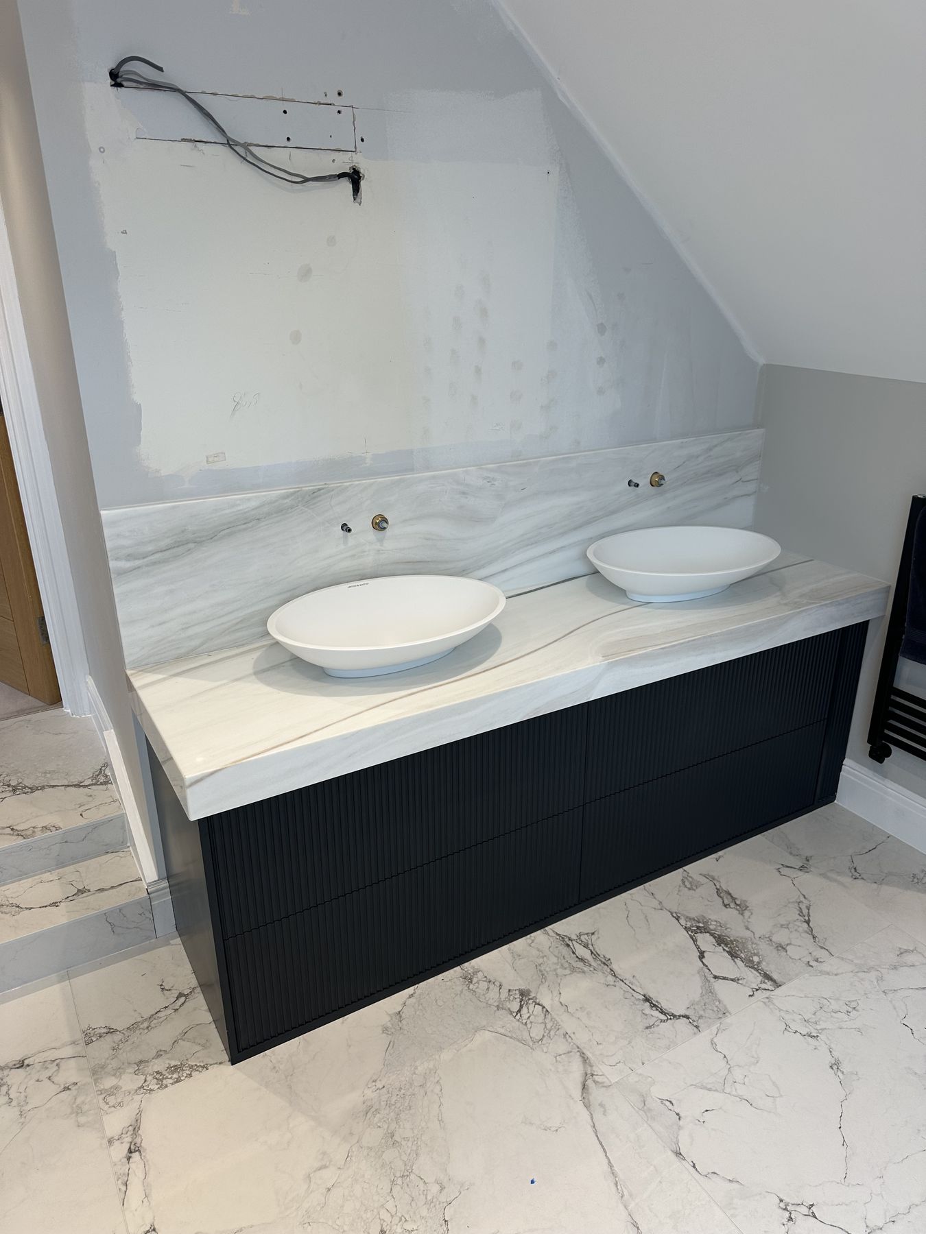 Double vanity with vessel basins