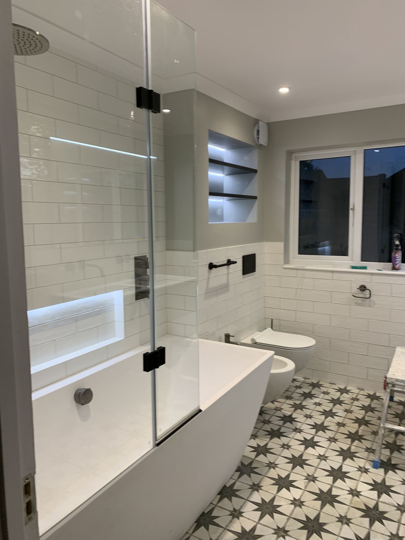 Bath and screen — material reference
