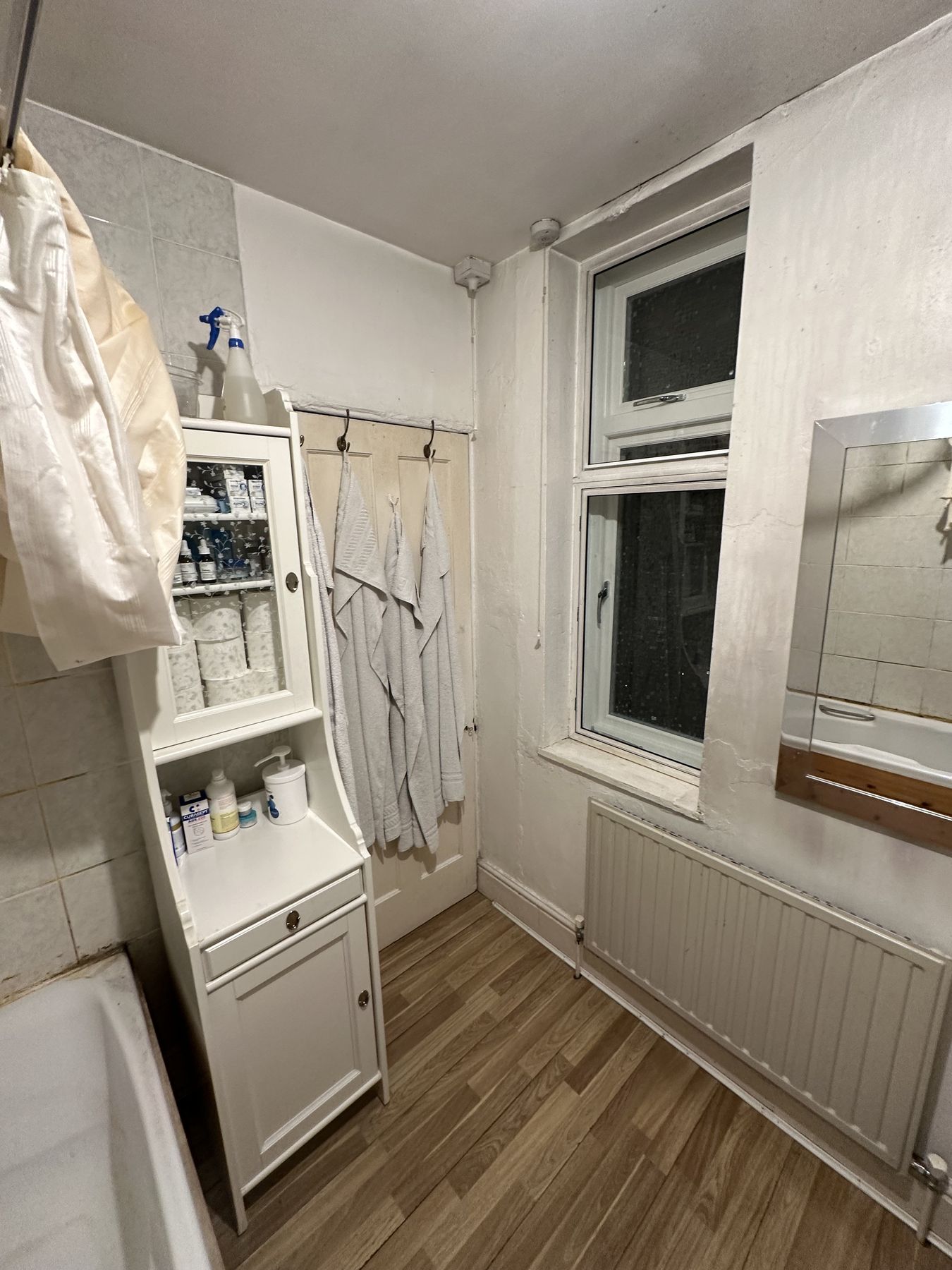 Dated tiling — Quiet Marble, Clear Glass — Bathroom, Bloomsbury