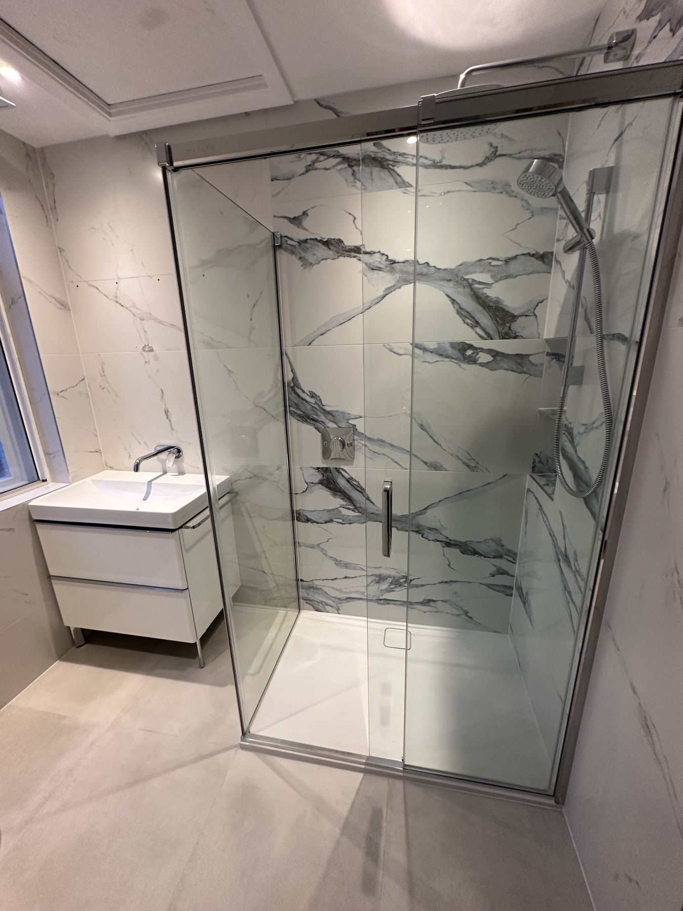 Frameless glass — material reference