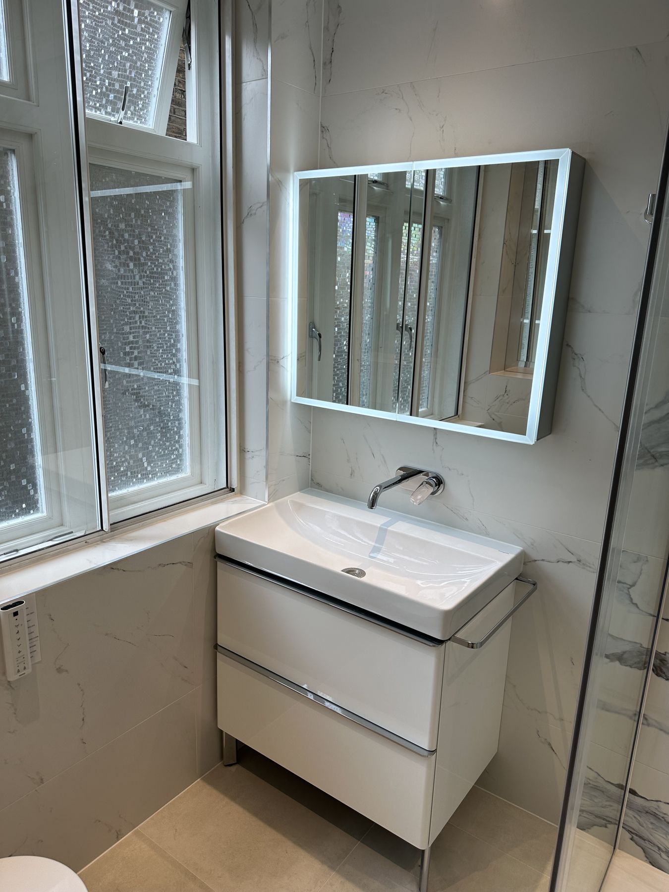 Vanity and mirror — material reference