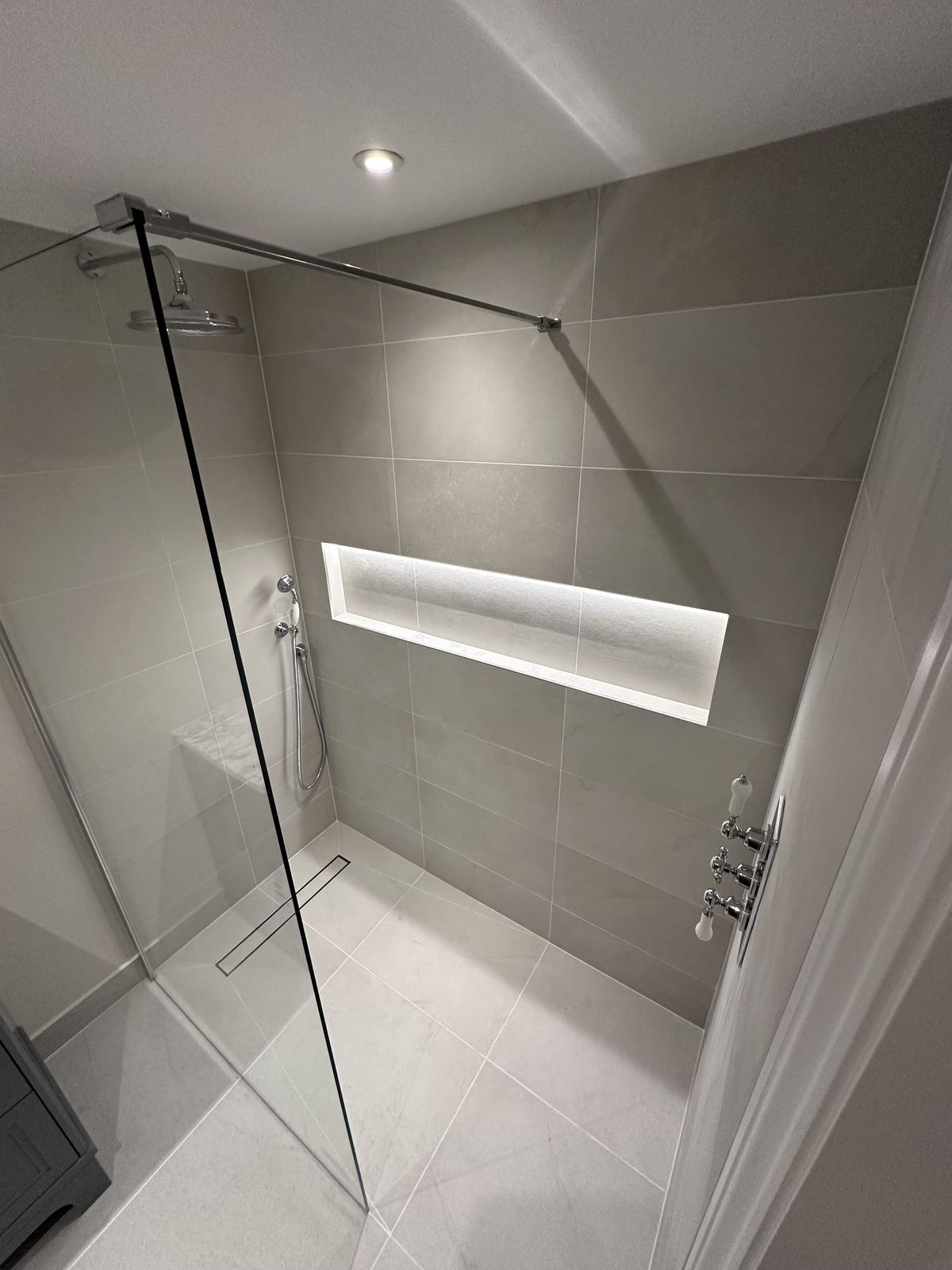 Frameless glass — material reference